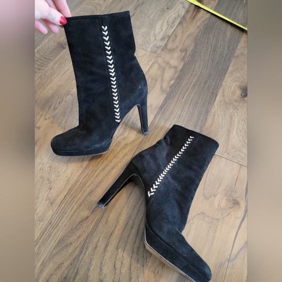 🖤 Stuart Weitzman Black Suede Chevron Heels Ankle Boots Womens 8 M - Picture 2 of 12